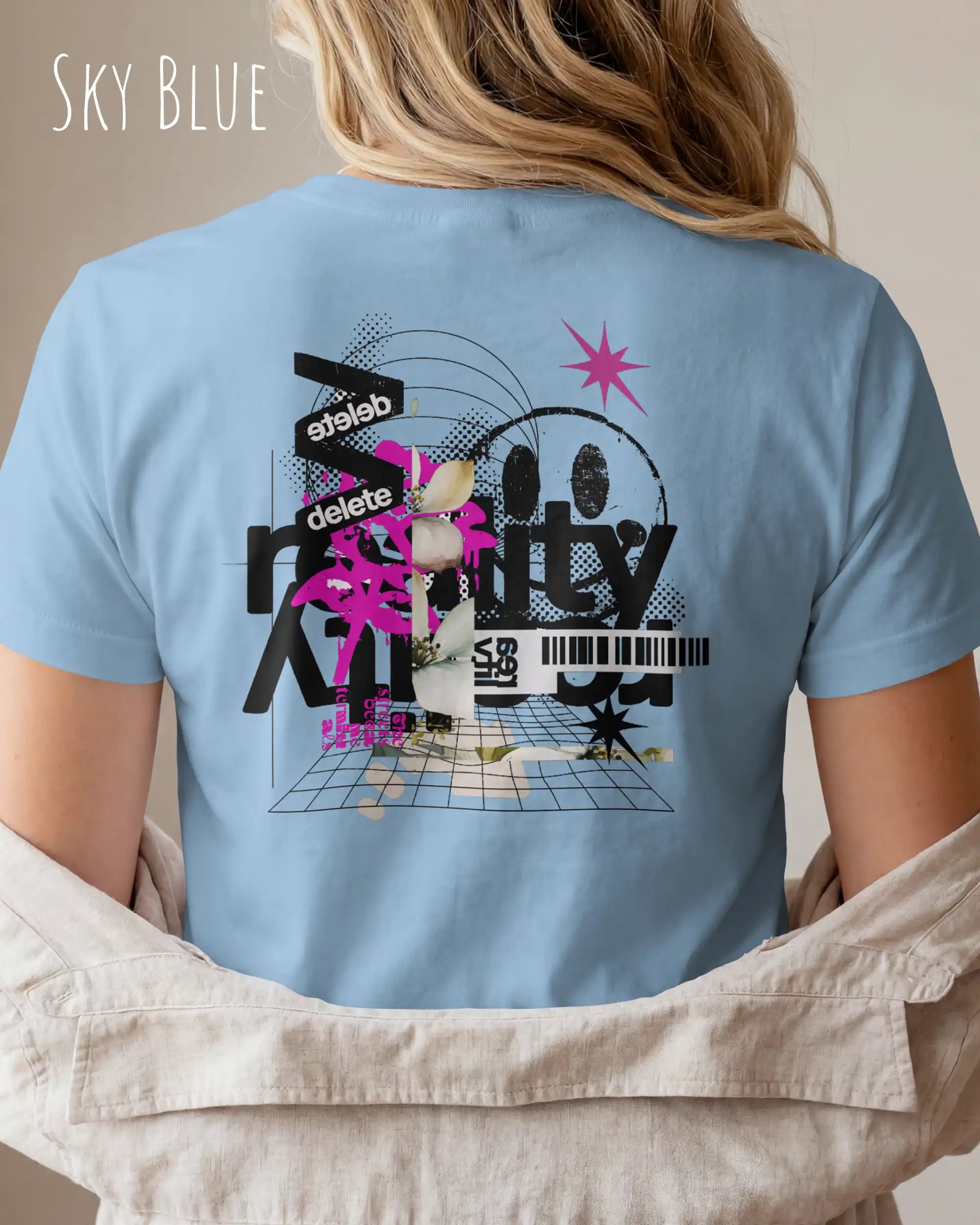 eine frau trägt ein  Design-T-Shirt  mit femininem Schnitt  in der Farbe sky blue mit dem backprint Artwork Delete Reality.