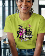 lächelnde frau trägt ein  Design-T-Shirt  mit femininem Schnitt  in der Farbe apple green  mit dem Motiv Delete Reality.