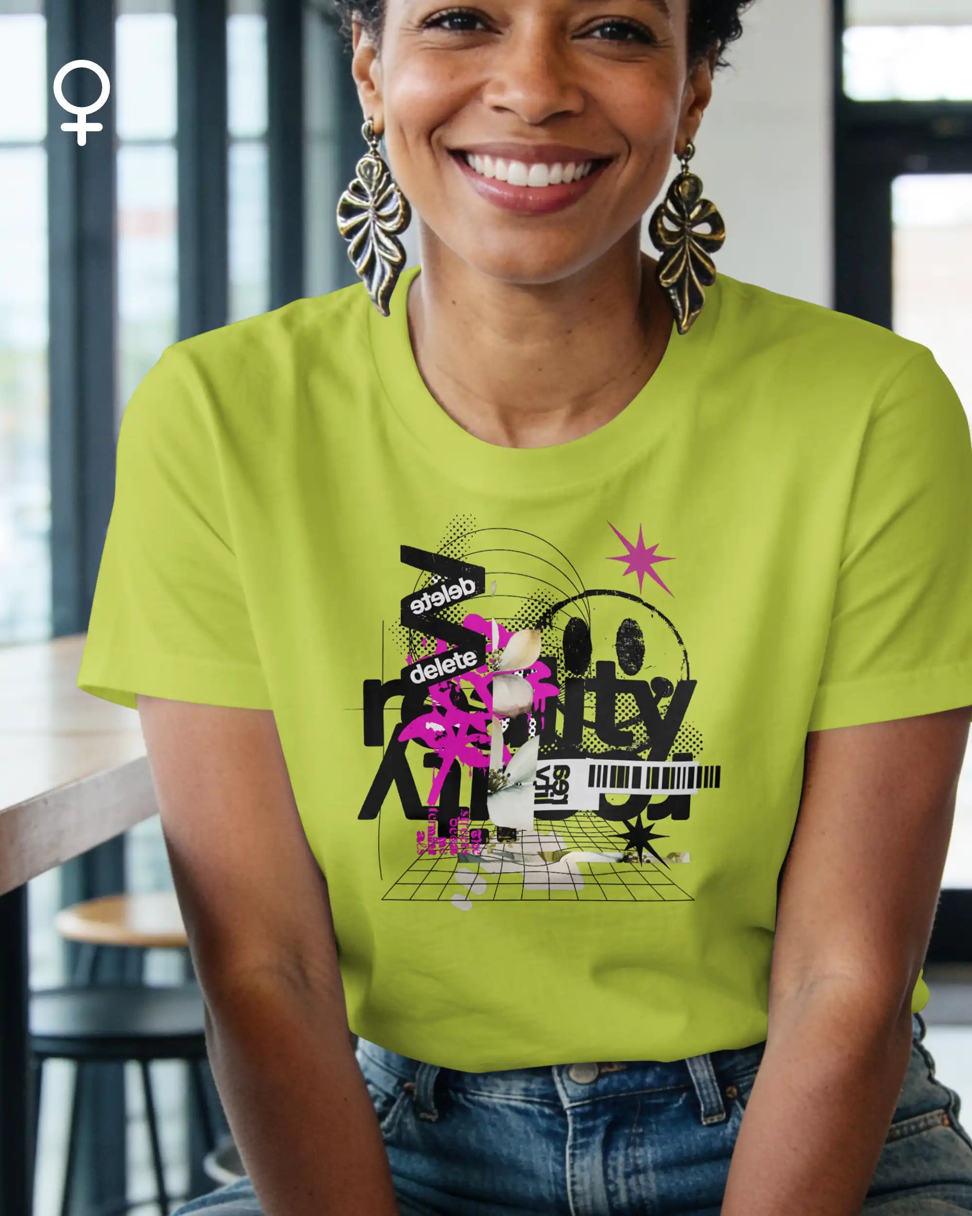 lächelnde frau trägt ein  Design-T-Shirt  mit femininem Schnitt  in der Farbe apple green  mit dem Motiv Delete Reality.