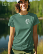 Frau trägt das Bio-Baumwolle T-Shirt Tee Jays Urban Luxury Tee 1150 in der Farbe cactus mit dem Design BREAK RULES links oben auf der Brust.