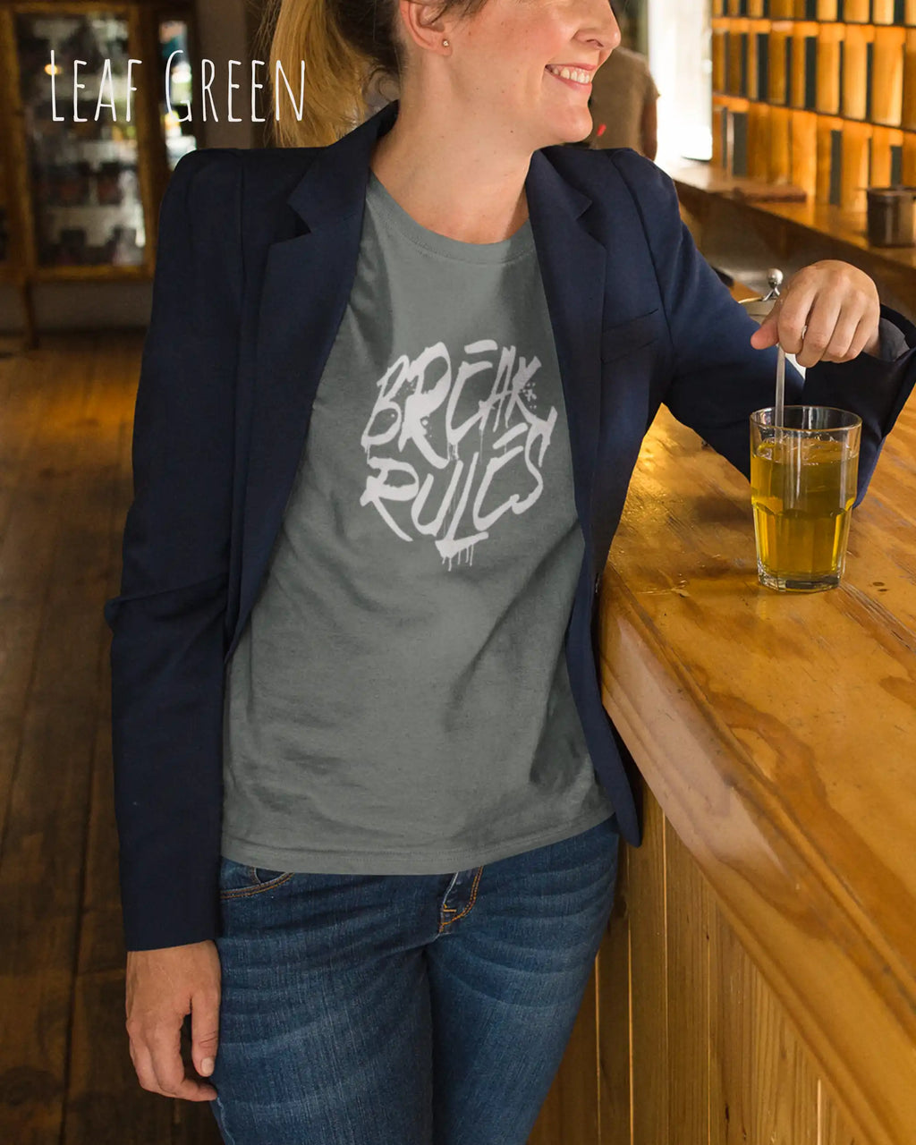 Frau trägt das Bio-Baumwolle T-Shirt Tee Jays Urban Luxury Tee 1150 in der Farbe leaf green mit dem Design BREAK RULES auf der Brust.