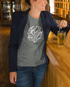 Frau trägt das Bio-Baumwolle T-Shirt Tee Jays Urban Luxury Tee 1150 in der Farbe leaf green mit dem Design BREAK RULES auf der Brust.