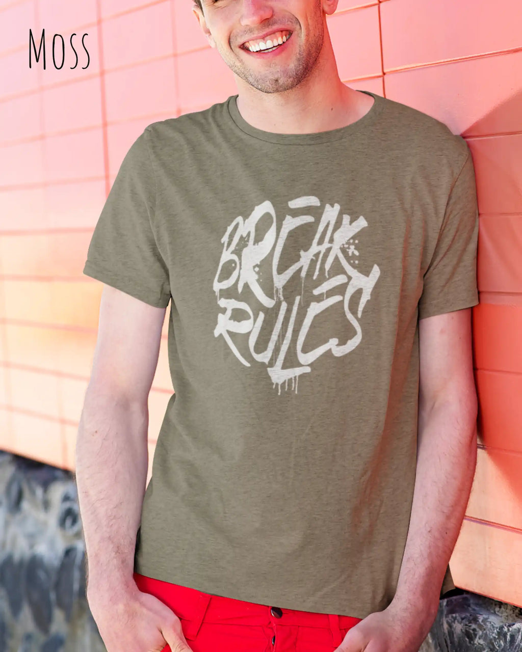Mann trägt das Bio-Baumwolle T-Shirt Tee Jays Urban Luxury Tee 1150 in der Farbe moss mit dem Design BREAK RULES auf der Brust.
