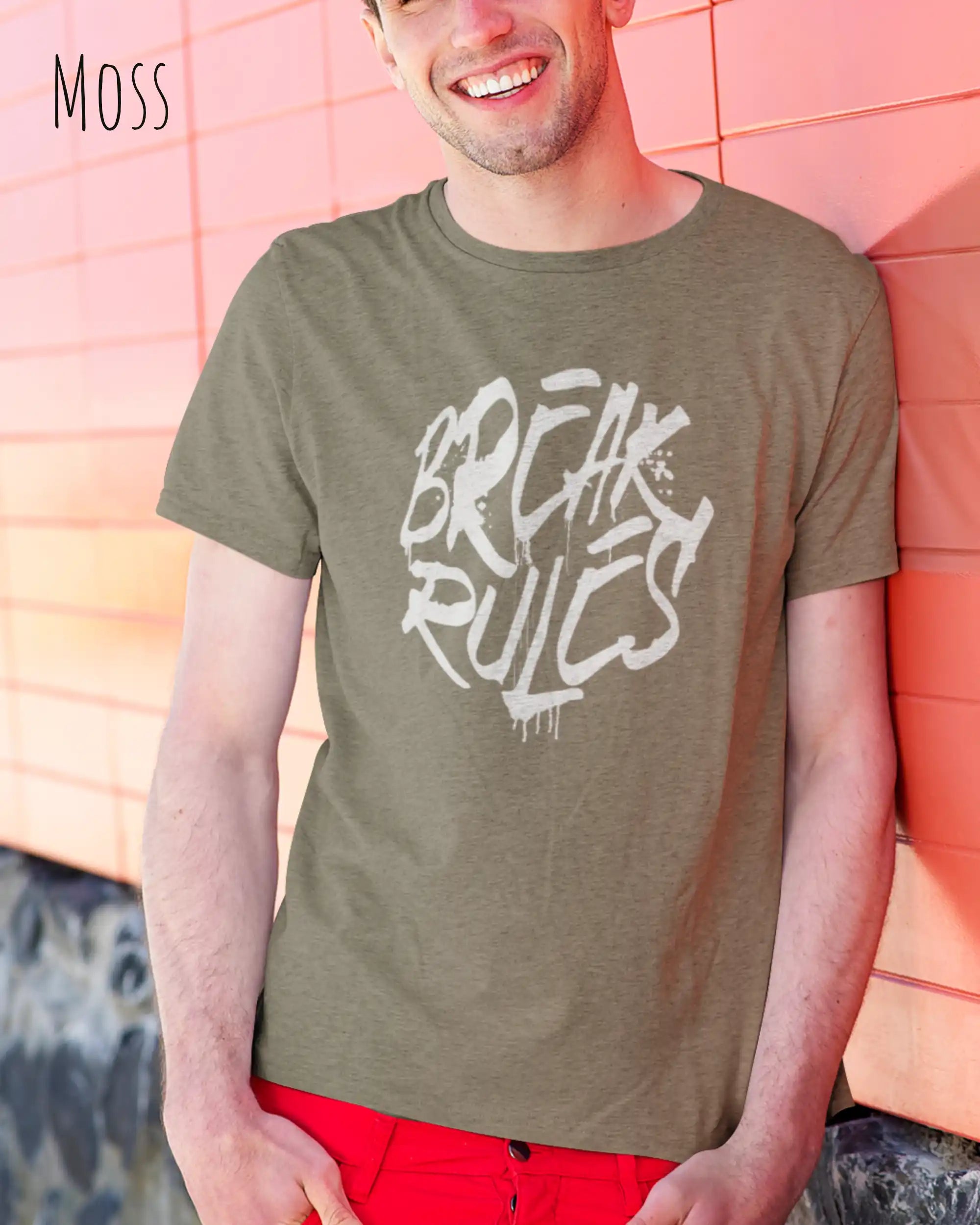 Mann trägt das Bio-Baumwolle T-Shirt Tee Jays Urban Luxury Tee 1150 in der Farbe moss mit dem Design BREAK RULES auf der Brust.