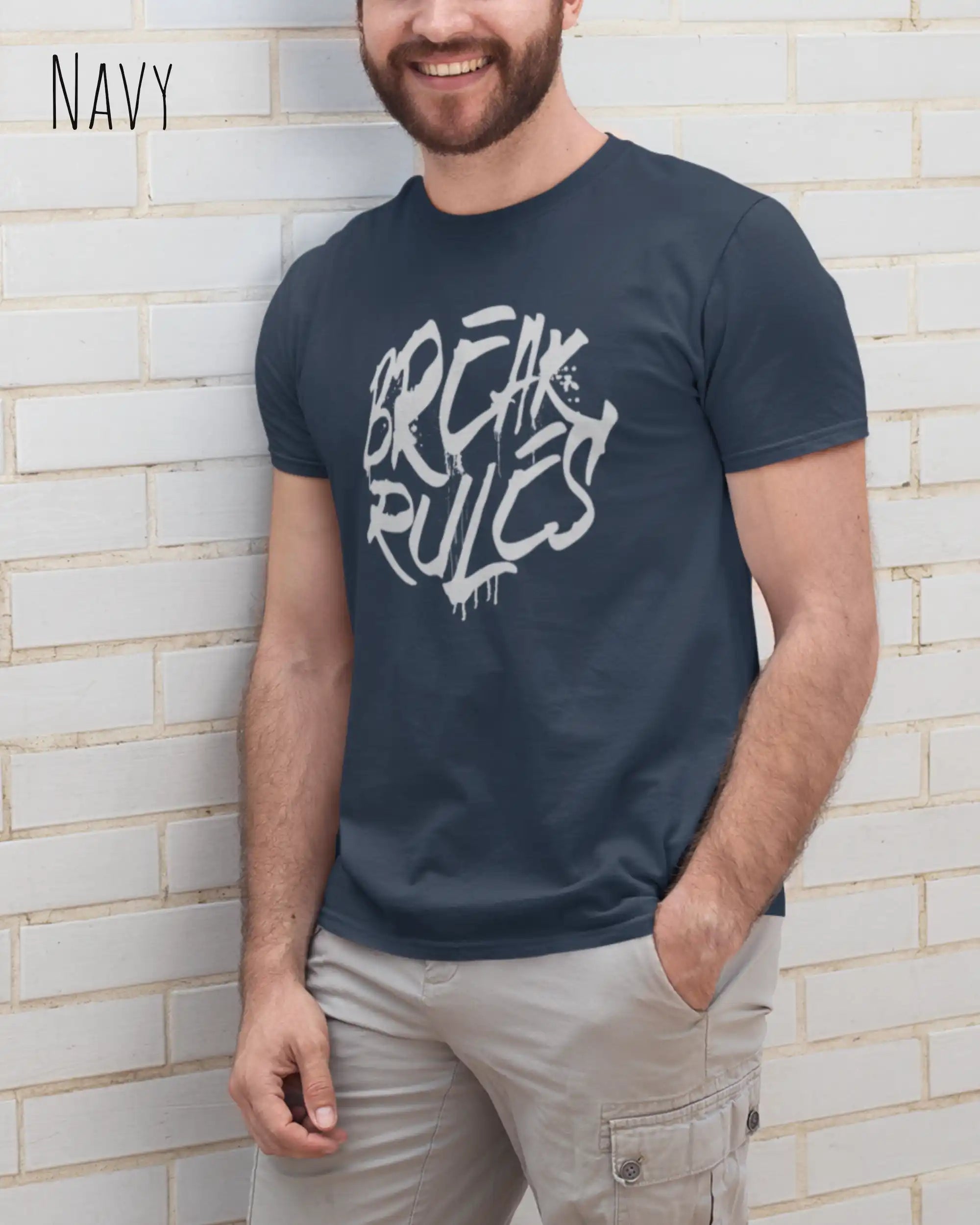 Mann trägt das Bio-Baumwolle T-Shirt Tee Jays Urban Luxury Tee 1150 in der Farbe navy mit dem Design BREAK RULES auf der Brust.