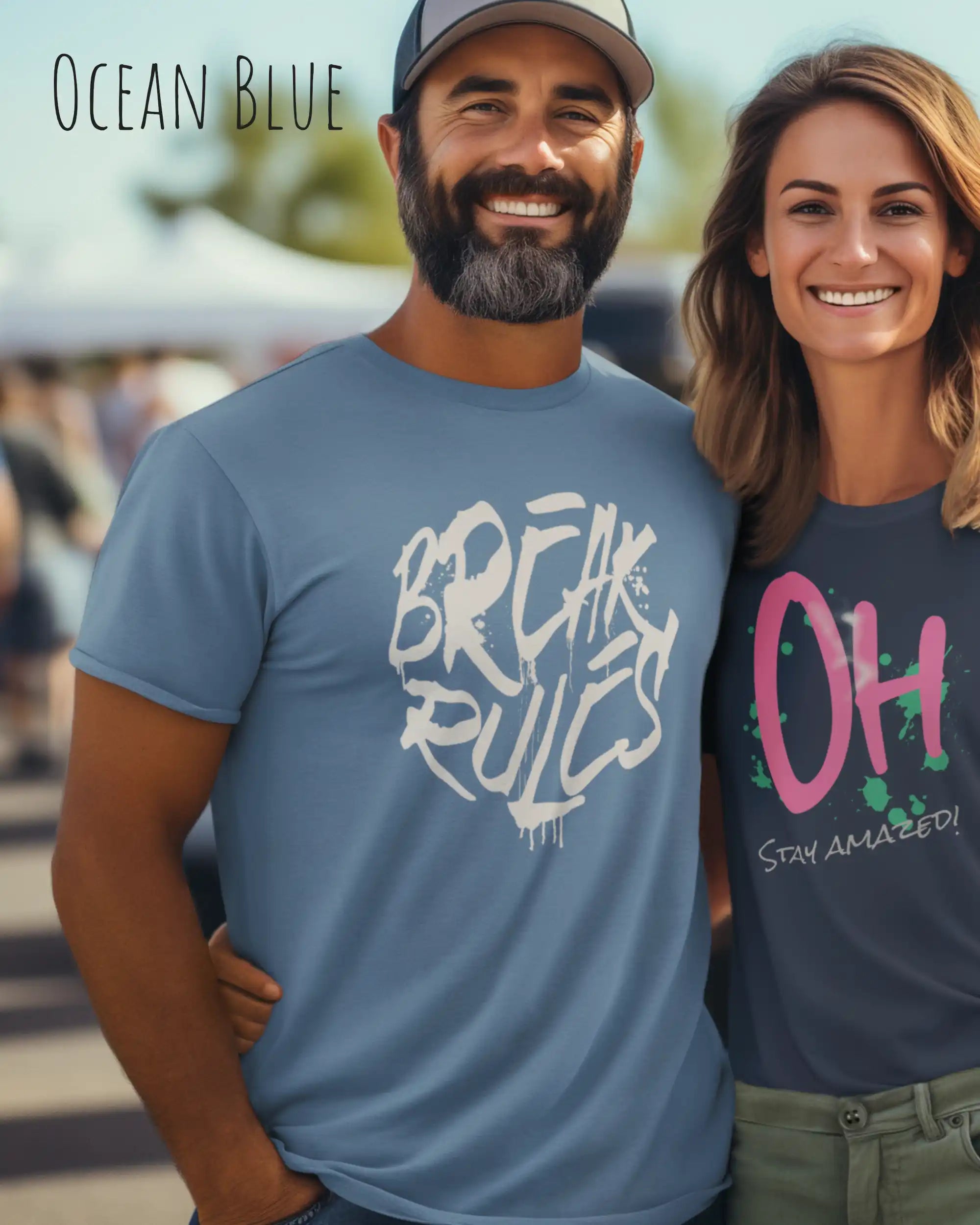 Mann trägt das Bio-Baumwolle T-Shirt Tee Jays Urban Luxury Tee 1150 in der Farbe ocean blue mit dem Design BREAK RULES auf der Brust.
