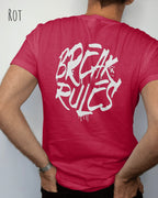 Mann trägt das Bio-Baumwolle T-Shirt Tee Jays Urban Luxury Tee 1150 in der Farbe red mit dem Design BREAK RULES auf der Rückseite.