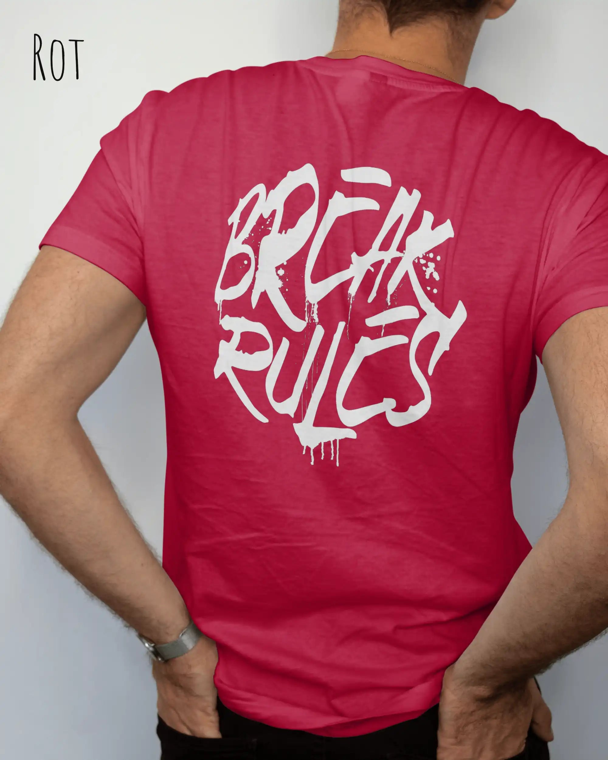 Mann trägt das Bio-Baumwolle T-Shirt Tee Jays Urban Luxury Tee 1150 in der Farbe red mit dem Design BREAK RULES auf der Rückseite.