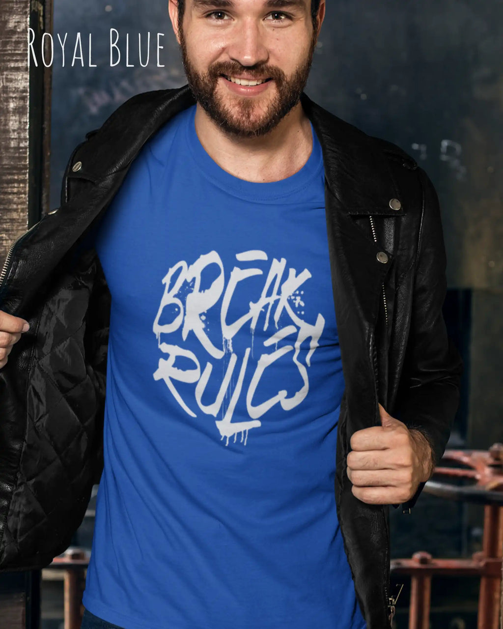 Mann trägt das Bio-Baumwolle T-Shirt Tee Jays Urban Luxury Tee 1150 in der Farbe royal blue mit dem Design BREAK RULES auf der Brust.