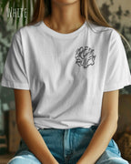 Frau trägt das Bio-Baumwolle T-Shirt Tee Jays Urban Luxury Tee 1150 in der Farbe white mit dem Design BREAK RULES links oben auf der Vorderseite.