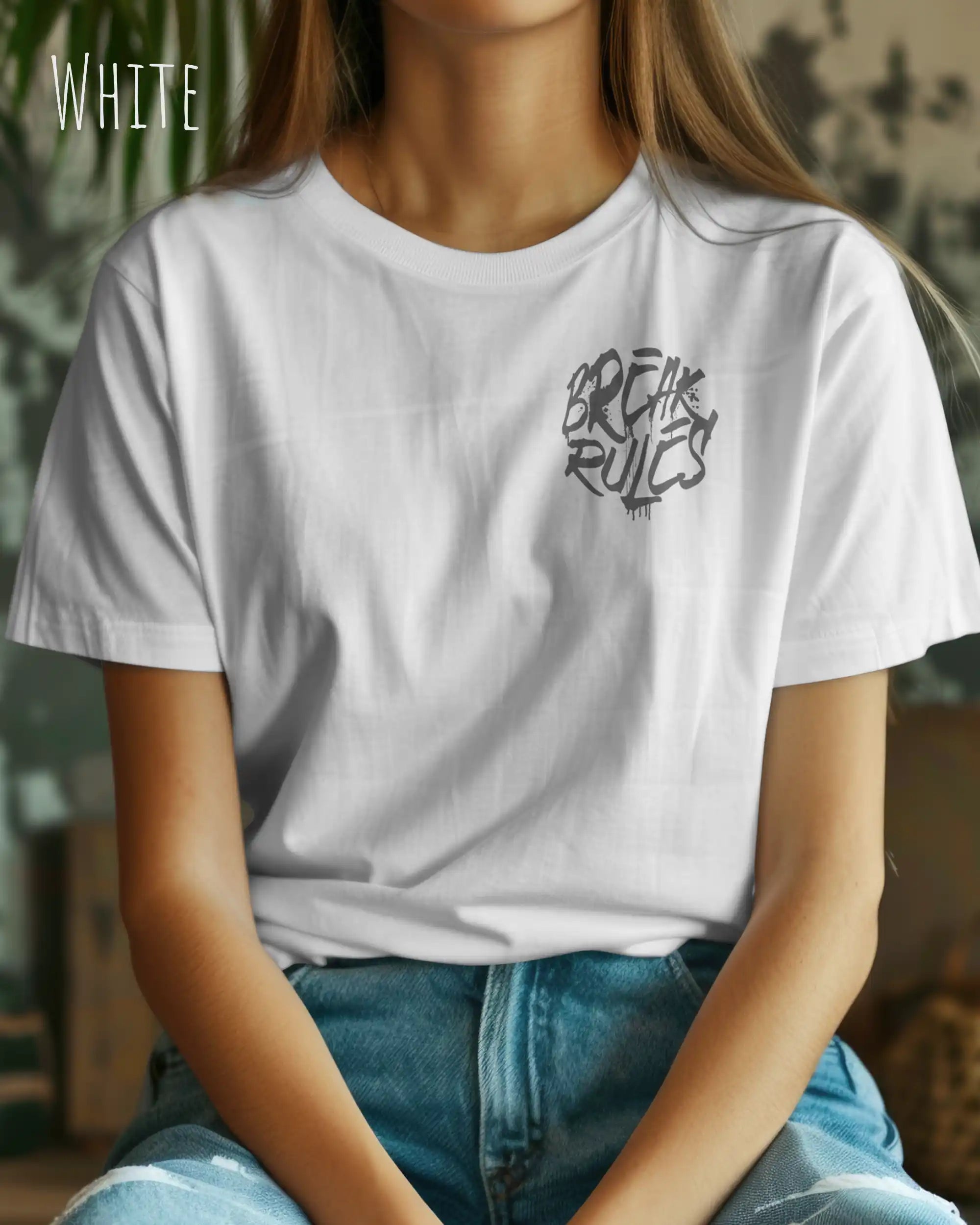 Frau trägt das Bio-Baumwolle T-Shirt Tee Jays Urban Luxury Tee 1150 in der Farbe white mit dem Design BREAK RULES links oben auf der Vorderseite.