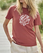 Frau trägt das Bio-Baumwolle T-Shirt Tee Jays Urban Luxury Tee 1150 in der Farbe cranberry mit dem Design BREAK RULES auf der Brust.