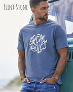 Mann trägt das Bio-Baumwolle T-Shirt Tee Jays Urban Luxury Tee 1150 in der Farbe Flint stone mit dem Design BREAK RULES auf der Brust.