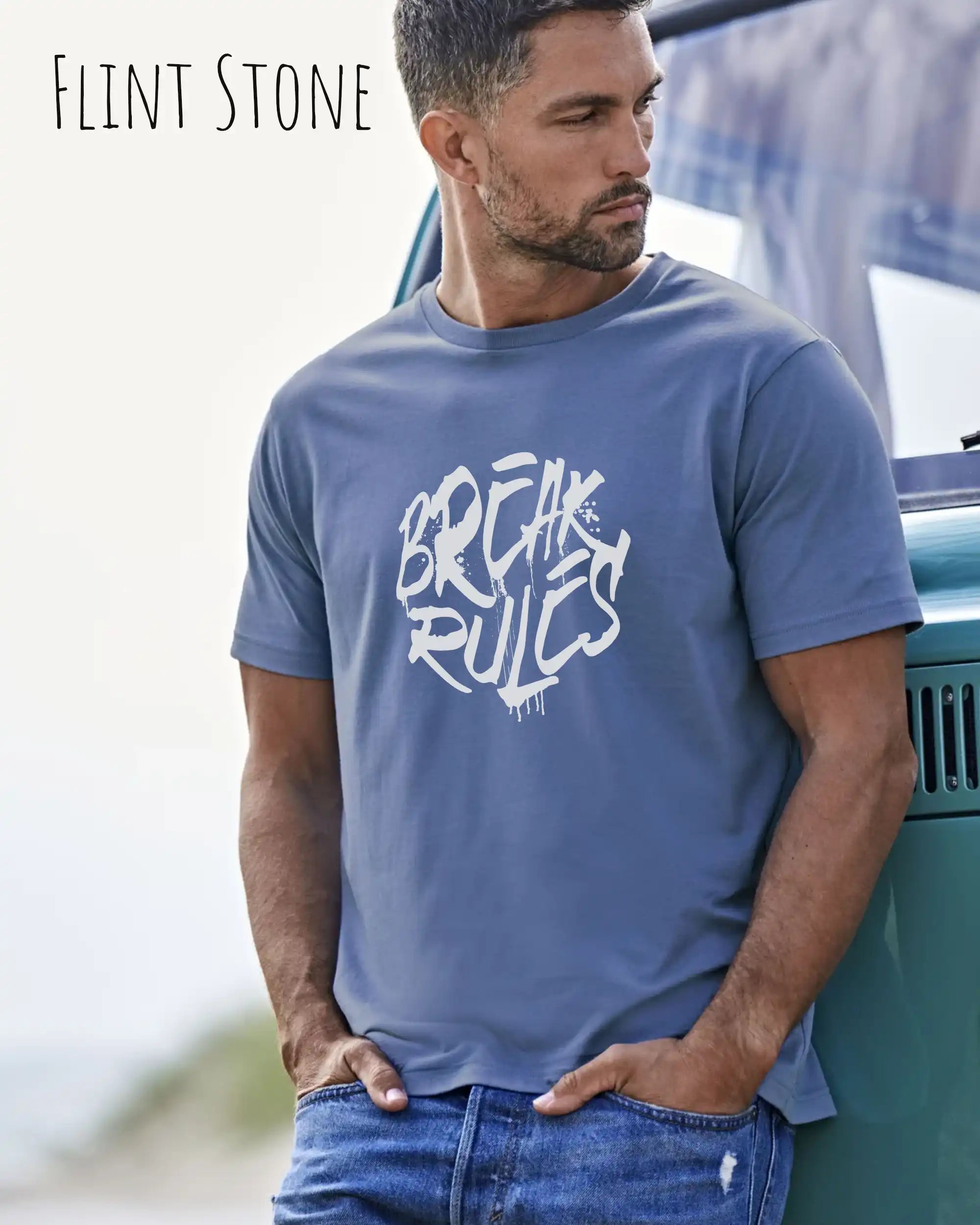 Mann trägt das Bio-Baumwolle T-Shirt Tee Jays Urban Luxury Tee 1150 in der Farbe Flint stone mit dem Design BREAK RULES auf der Brust.