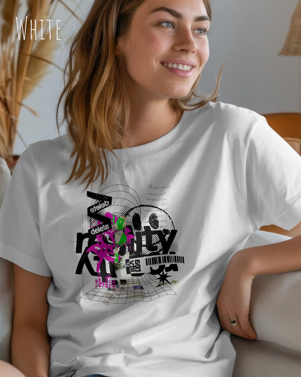 Frau trägt das Bio-Baumwolle T-Shirt Tee Jays Urban Luxury Tee 1150 in der Farbe weiß mit dem Design DELETE REALITY auf der Brust.