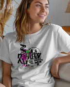 Frau trägt das Bio-Baumwolle T-Shirt Tee Jays Urban Luxury Tee 1150 in der Farbe weiß mit dem Design DELETE REALITY auf der Brust.
