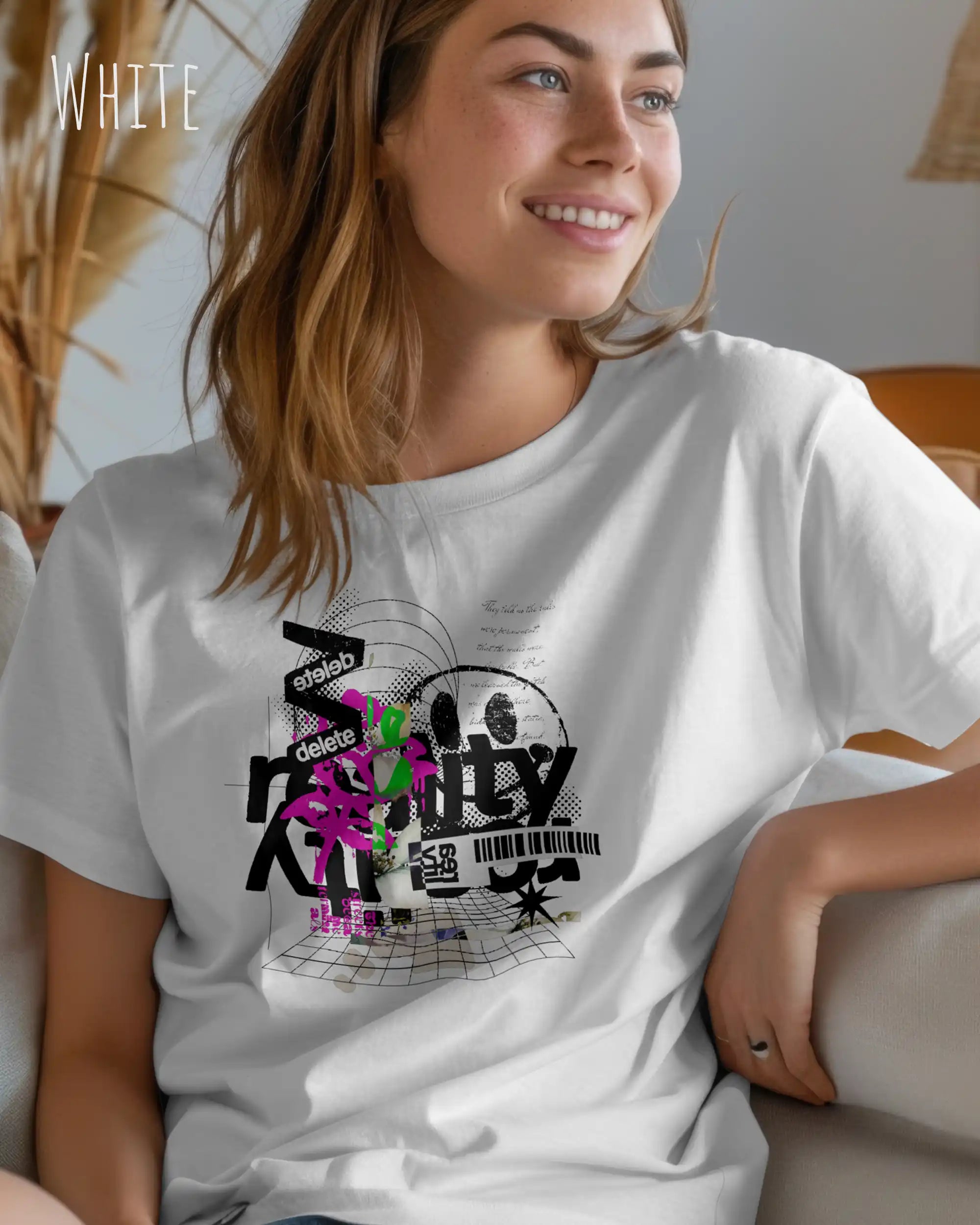 Frau trägt das Bio-Baumwolle T-Shirt Tee Jays Urban Luxury Tee 1150 in der Farbe weiß mit dem Design DELETE REALITY auf der Brust.