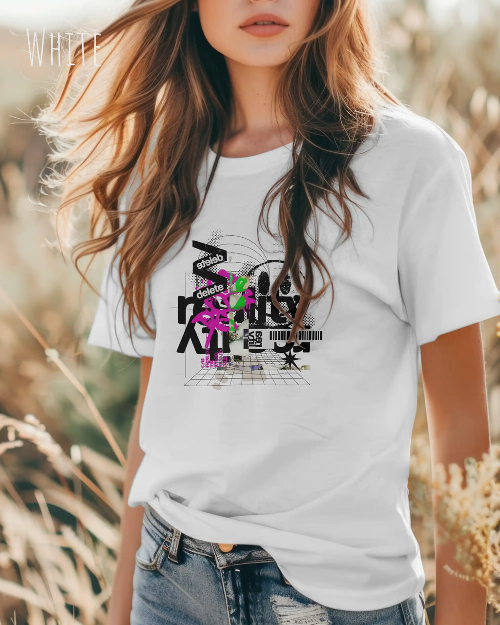 Junge Frau trägt das Bio-Baumwolle T-Shirt Tee Jays Urban Luxury Tee 1150 in der Farbe white mit dem Design DELETE REALITY auf der Brust.