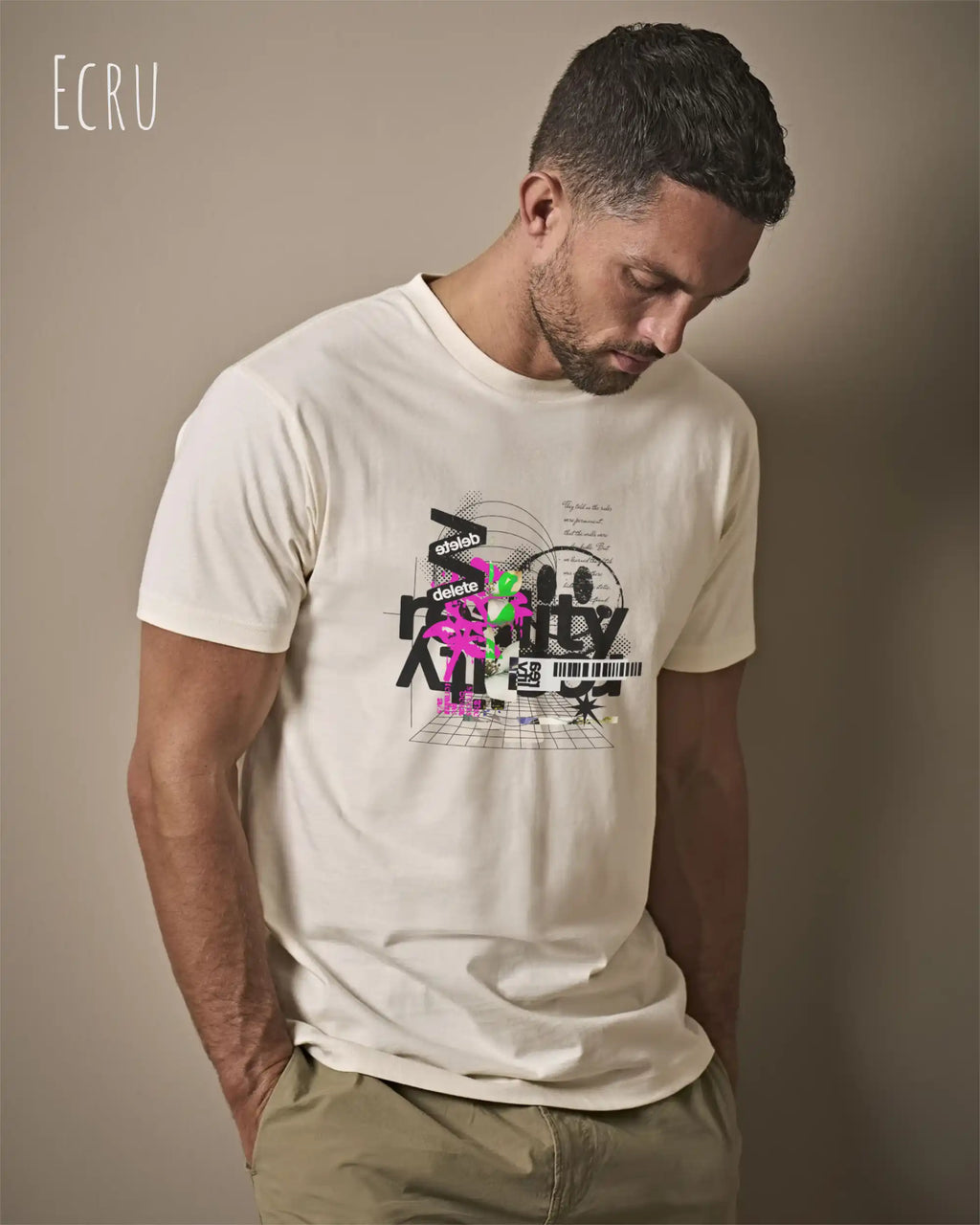 Mann  trägt das Bio-Baumwolle T-Shirt Tee Jays Urban Luxury Tee 1150 in der Farbe ecru mit dem Design DELETE REALITY auf der Brust.