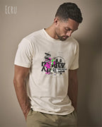 Mann  trägt das Bio-Baumwolle T-Shirt Tee Jays Urban Luxury Tee 1150 in der Farbe ecru mit dem Design DELETE REALITY auf der Brust.