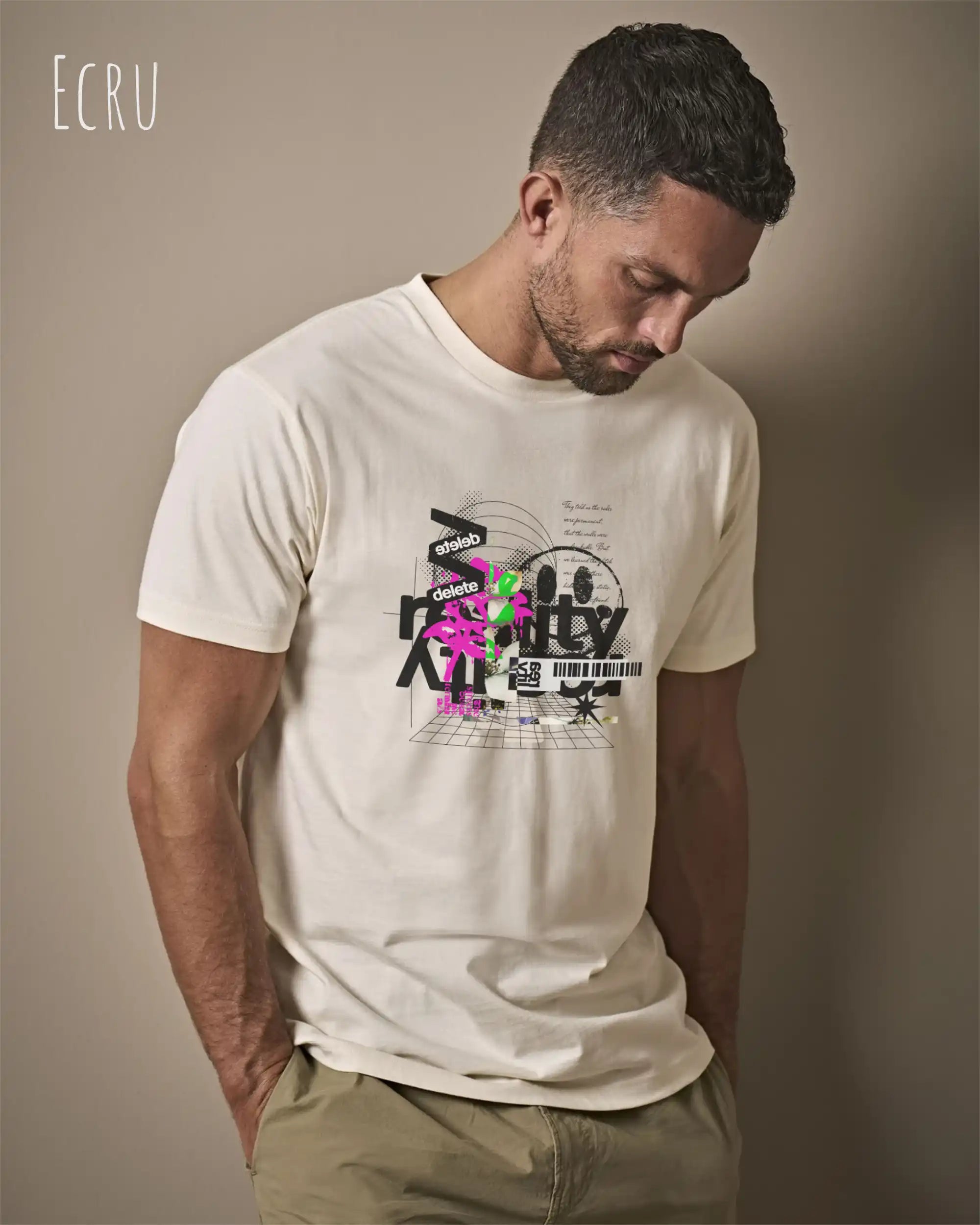Mann  trägt das Bio-Baumwolle T-Shirt Tee Jays Urban Luxury Tee 1150 in der Farbe ecru mit dem Design DELETE REALITY auf der Brust.