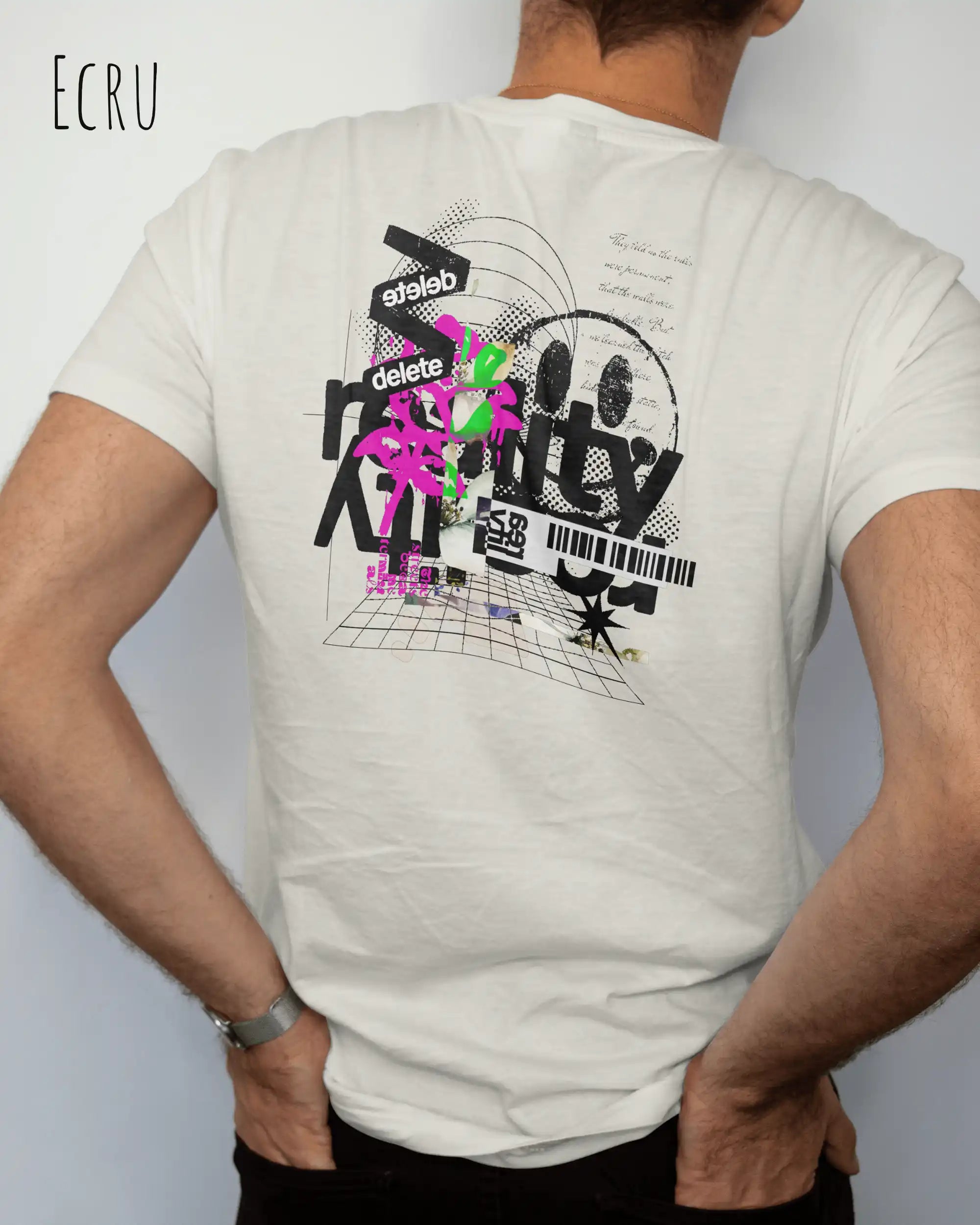 Mann trägt das Bio-Baumwolle T-Shirt Tee Jays Urban Luxury Tee 1150 in der Farbe ecru mit dem Design DELETE REALITY auf dem Rücken.