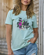 Frau trägt das Bio-Baumwolle T-Shirt Tee Jays Urban Luxury Tee 1150 in der Farbe mint mit dem Design DELETE REALITY auf der Brust.