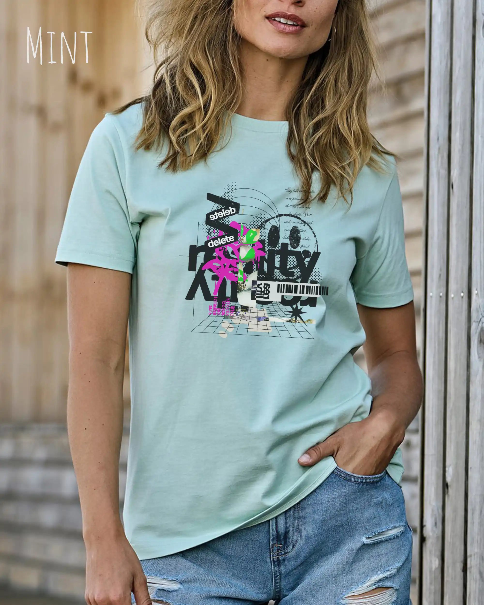 Frau trägt das Bio-Baumwolle T-Shirt Tee Jays Urban Luxury Tee 1150 in der Farbe mint mit dem Design DELETE REALITY auf der Brust.
