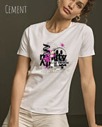 Eine  frau trägt ein design t-shirt mit femininem schnitt in der farbe cement und mit der grafik "delete reality".