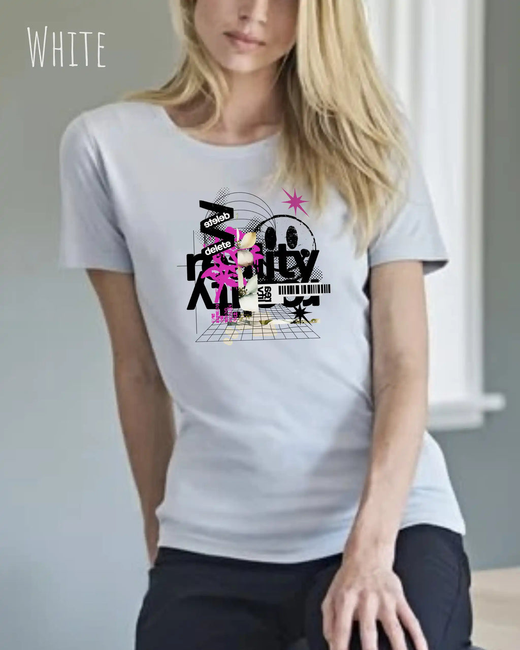 Eine blonde  frau trägt ein design t-shirt mit femininem schnitt in der farbe white und mit der grafik "delete reality".