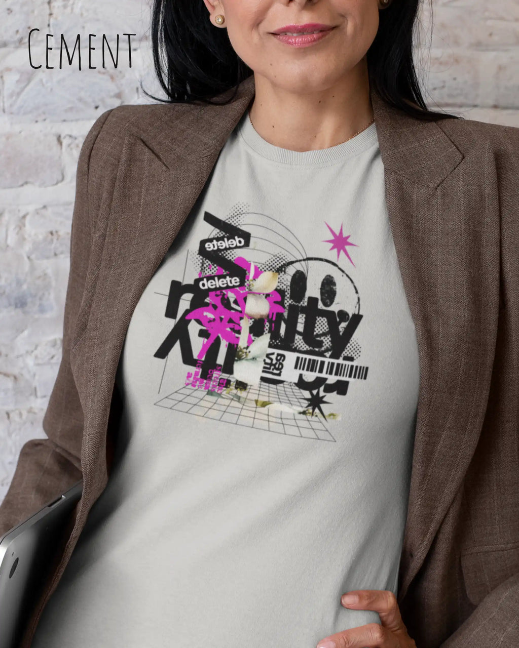 Eine  frau trägt ein design t-shirt mit femininem schnitt in der farbe cement und mit der grafik "delete reality" vorne auf der brust