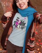 Eine  frau mit schal trägt ein design t-shirt mit femininem schnitt in der farbe ice blue und mit der grafik "delete reality".