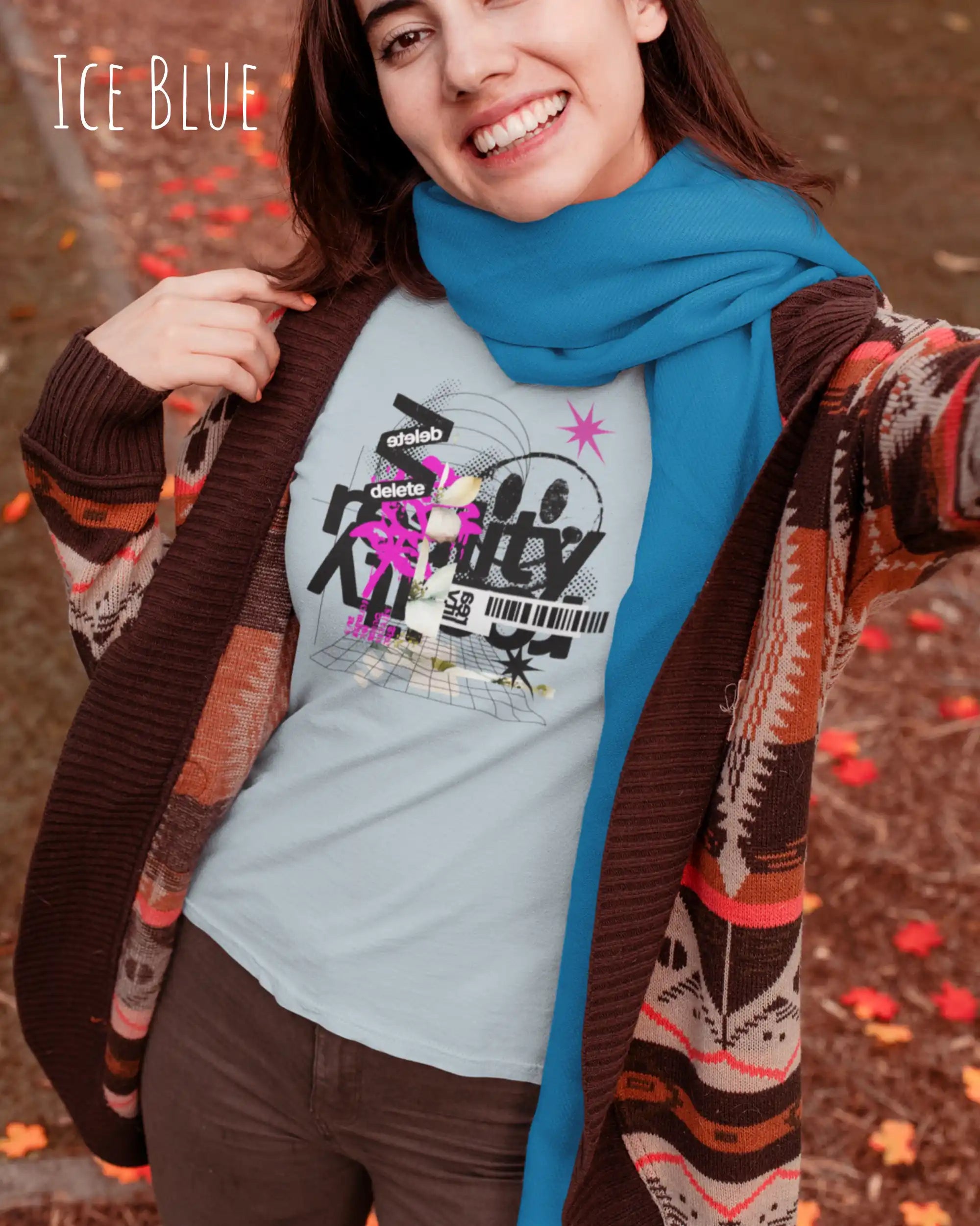 Eine  frau mit schal trägt ein design t-shirt mit femininem schnitt in der farbe ice blue und mit der grafik "delete reality".