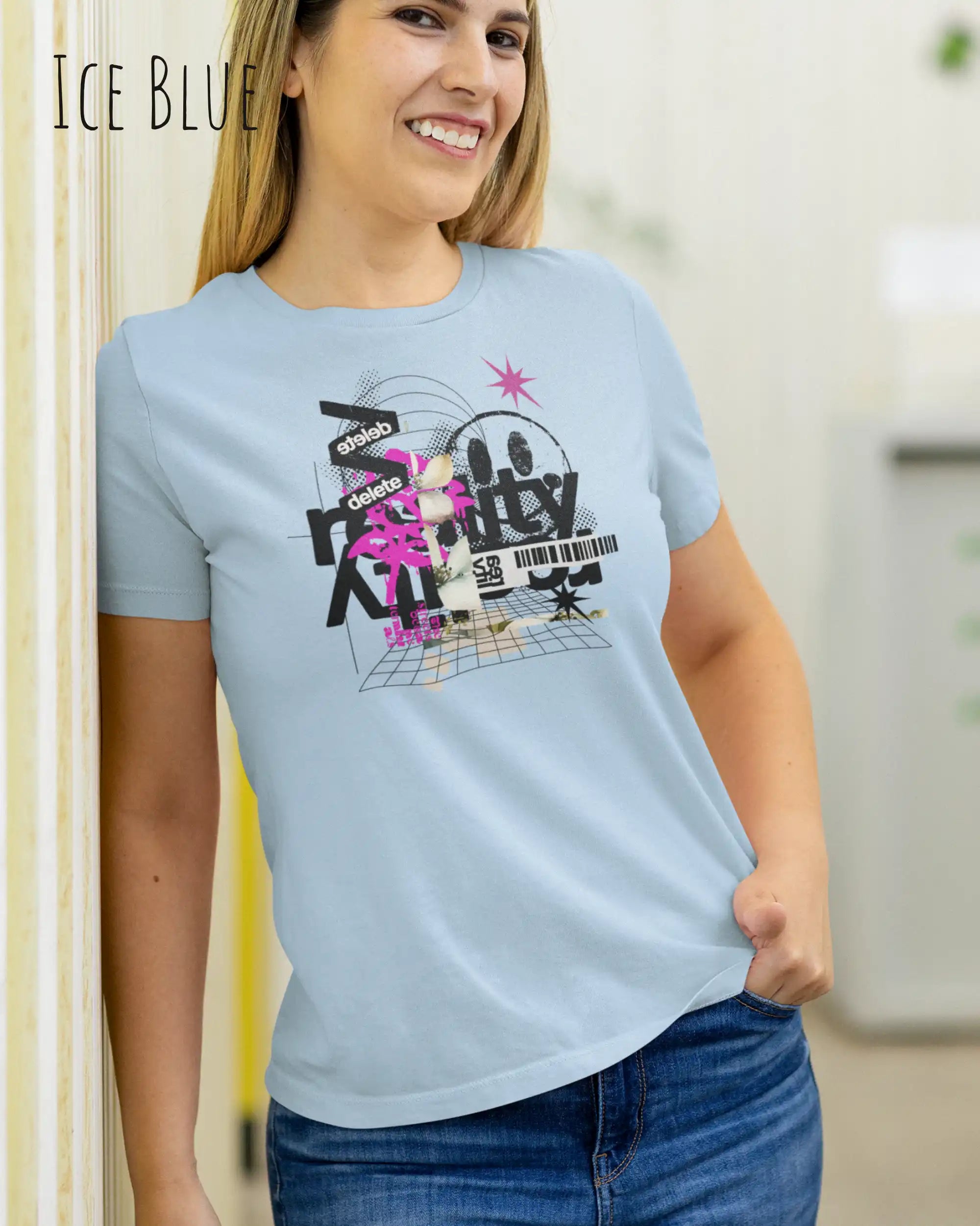 Eine blonde  frau trägt ein design t-shirt mit femininem schnitt in der farbe ice blue und mit der grafik "delete reality".