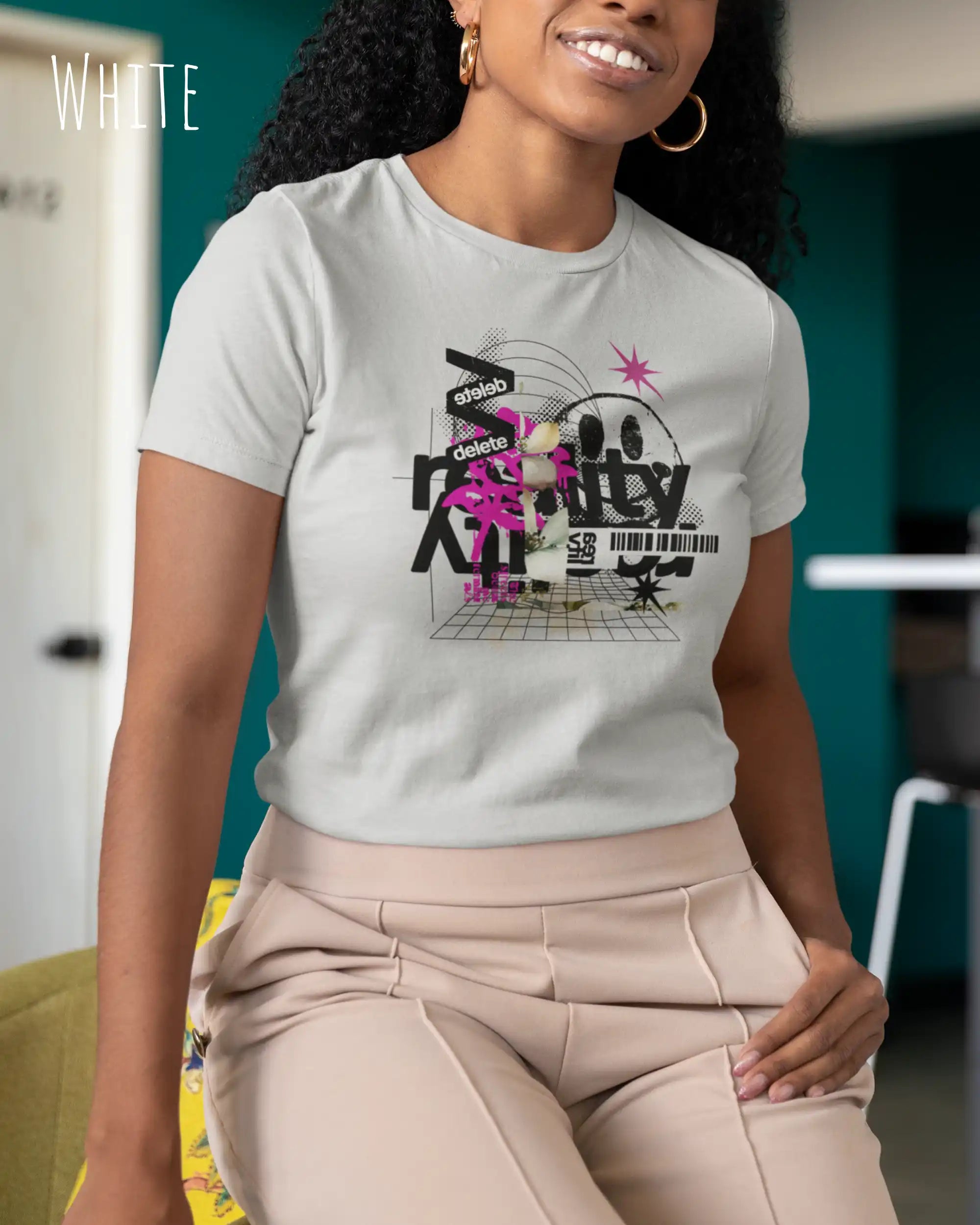 Eine lächelnde  frau trägt ein design t-shirt mit femininem schnitt in der farbe white und mit der grafik "delete reality".
