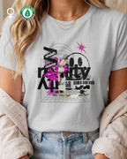 Eine blonde frau trägt ein design t-shirt mit femininem schnitt mit der grafik "delete reality" vorne mittig auf der brust