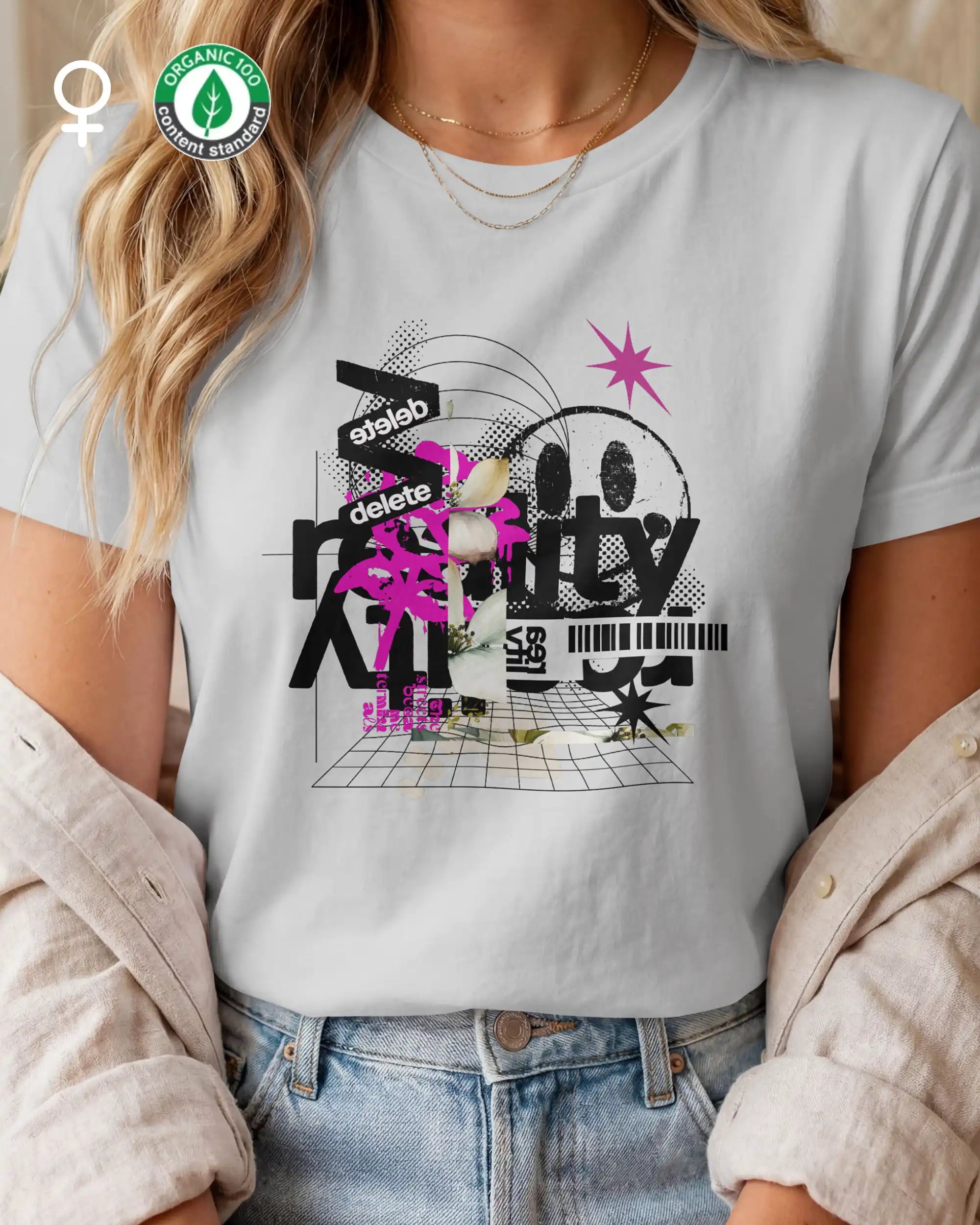 Eine blonde frau trägt ein design t-shirt mit femininem schnitt mit der grafik "delete reality" vorne mittig auf der brust