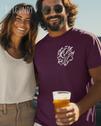 Mann trägt das leichte Sommer T-Shirt aus Baumwolle AWDis 150 T in der Farbe BURGUND mit dem Design BREAK RULES oben links auf der Brust.