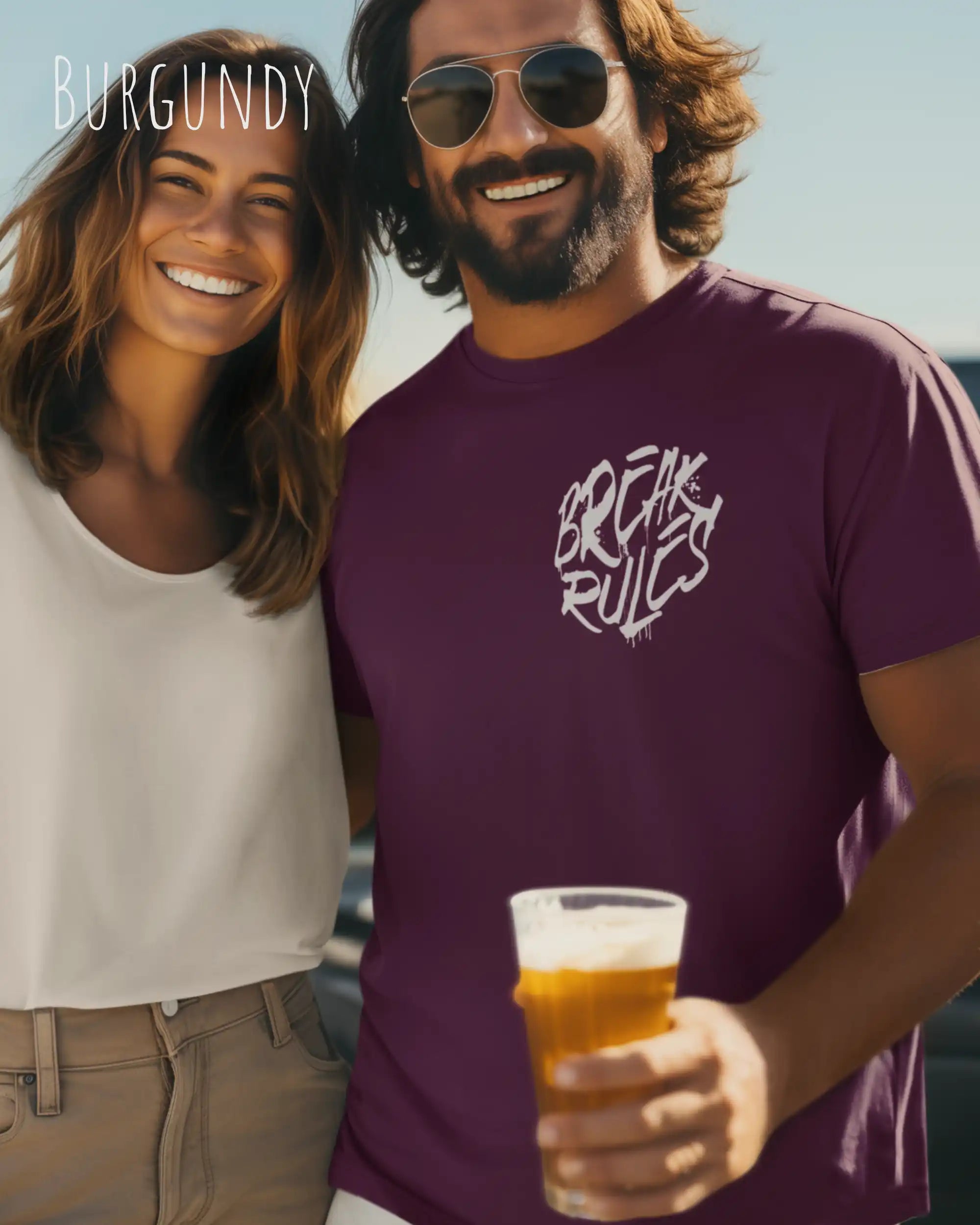 Mann trägt das leichte Sommer T-Shirt aus Baumwolle AWDis 150 T in der Farbe BURGUND mit dem Design BREAK RULES oben links auf der Brust.