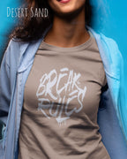 Frau trägt das leichte Sommer T-Shirt aus Baumwolle AWDis 150 T in der Farbe DESERT SAND mit dem Design BREAK RULES auf der Brust.