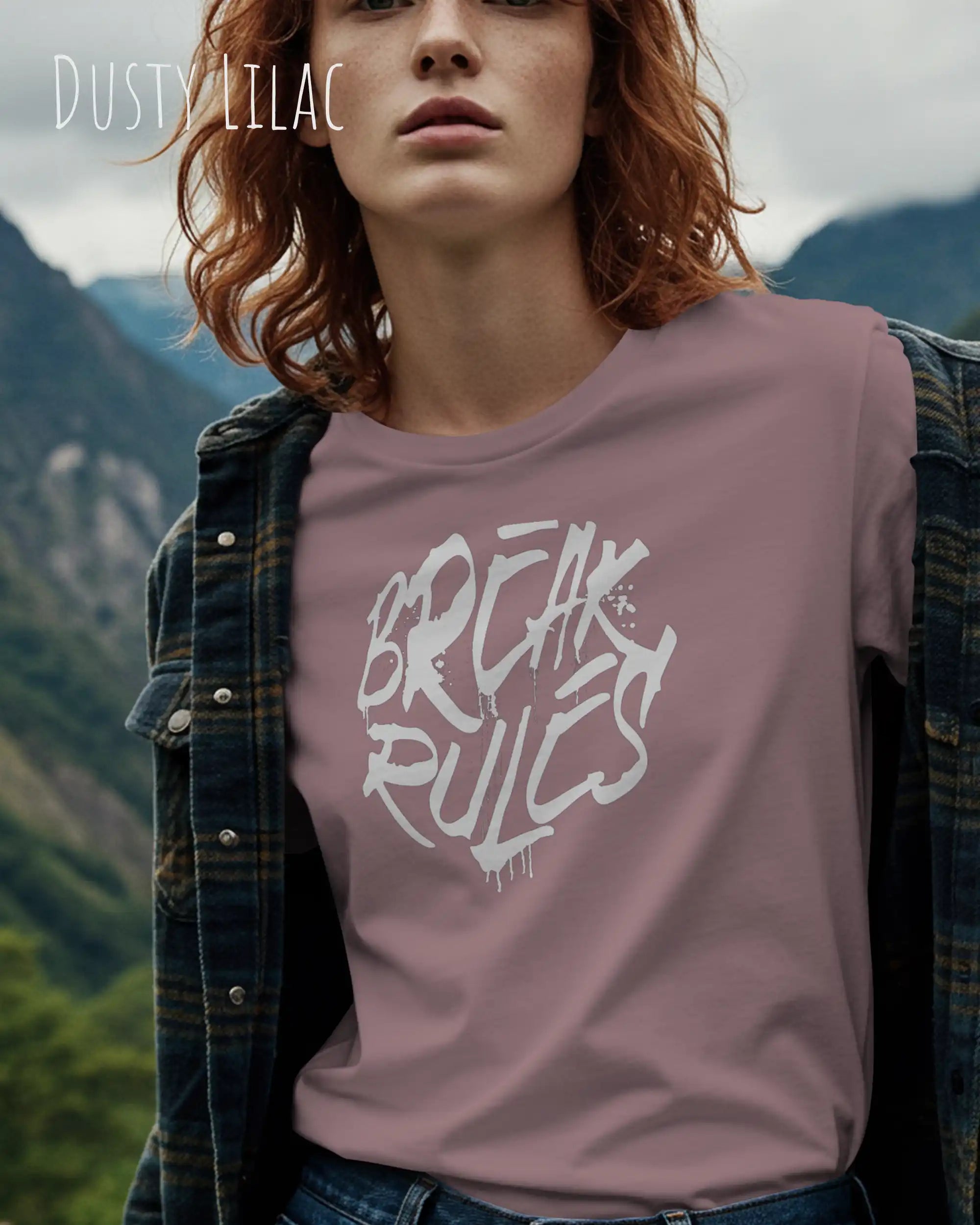 Junger Mann trägt das leichte Sommer T-Shirt aus Baumwolle AWDis 150 T in der Farbe DUSTY LILAC mit dem Design BREAK RULES auf der Brust.