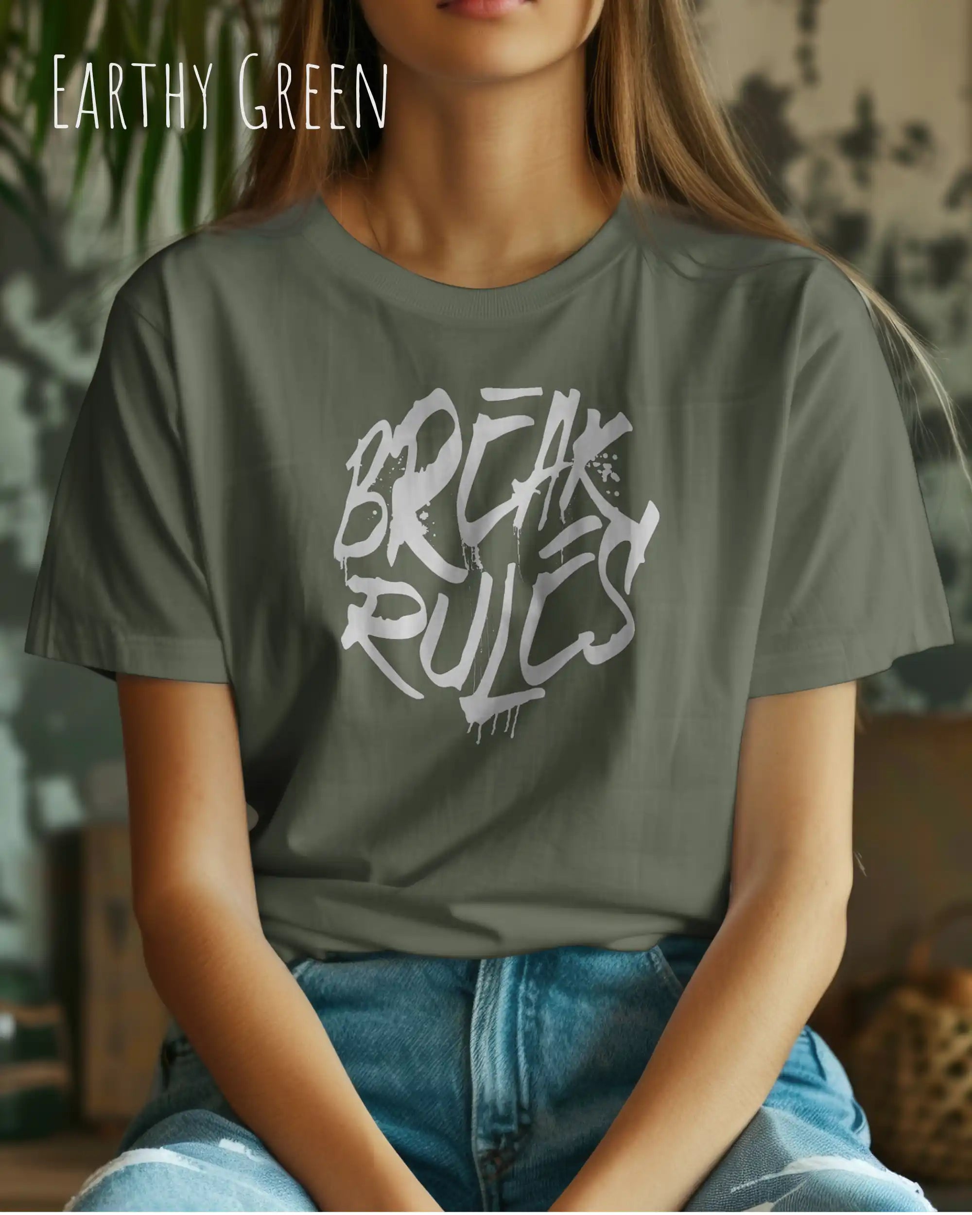 Frau trägt das leichte Sommer T-Shirt aus Baumwolle AWDis 150 T in der Farbe earthy green  mit dem Design BREAK RULES auf der Brust.