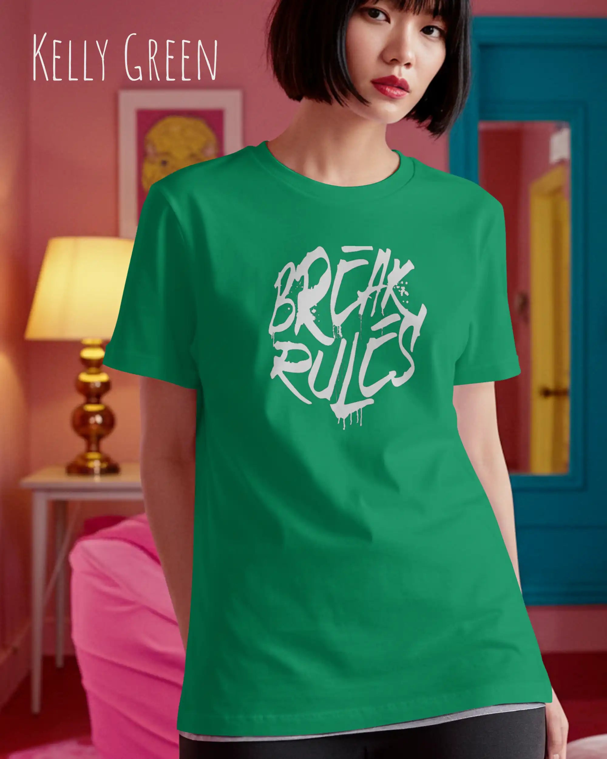 Frau trägt das leichte Sommer T-Shirt aus Baumwolle AWDis 150 T in der Farbe KELLY GREEN mit dem Design BREAK RULES auf der Brust.