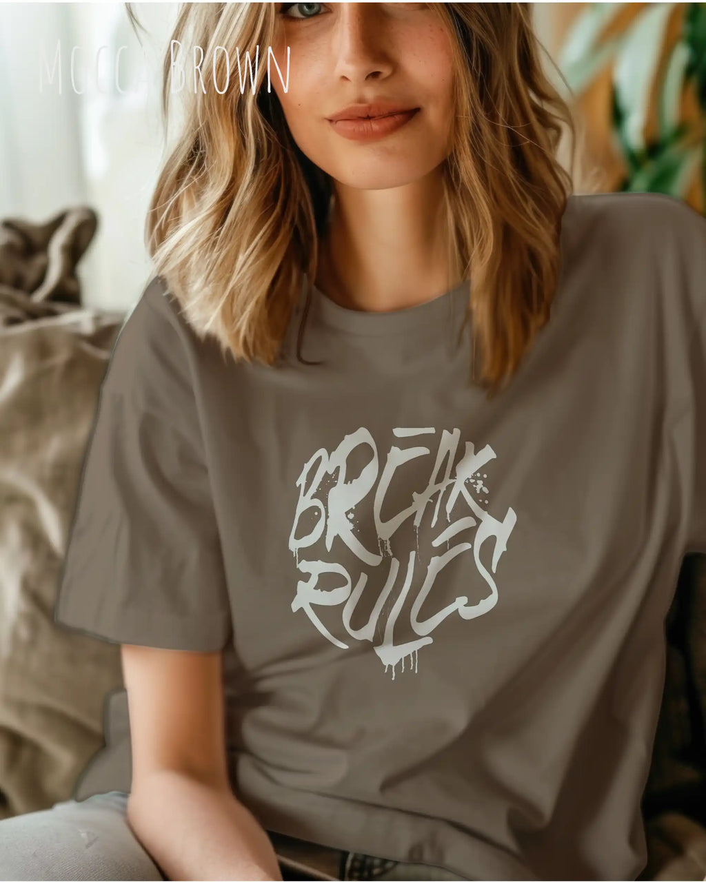 Frau trägt das leichte Sommer T-Shirt aus Baumwolle AWDis 150 T in der Farbe MOCCA BROWN mit dem Design BREAK RULES auf der Brust.