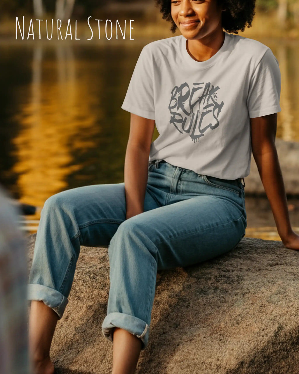 Frau trägt das leichte Sommer T-Shirt aus Baumwolle AWDis 150 T in der Farbe NATURAL STONE mit dem Design BREAK RULES auf der Brust.