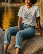 Frau trägt das leichte Sommer T-Shirt aus Baumwolle AWDis 150 T in der Farbe NATURAL STONE mit dem Design BREAK RULES auf der Brust.