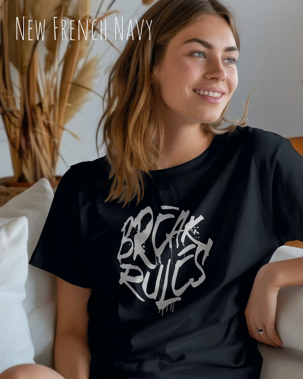 Frau trägt das leichte Sommer T-Shirt aus Baumwolle AWDis 150 T in der Farbe NEW FENCH NAVY mit dem Design BREAK RULES auf der Brust.