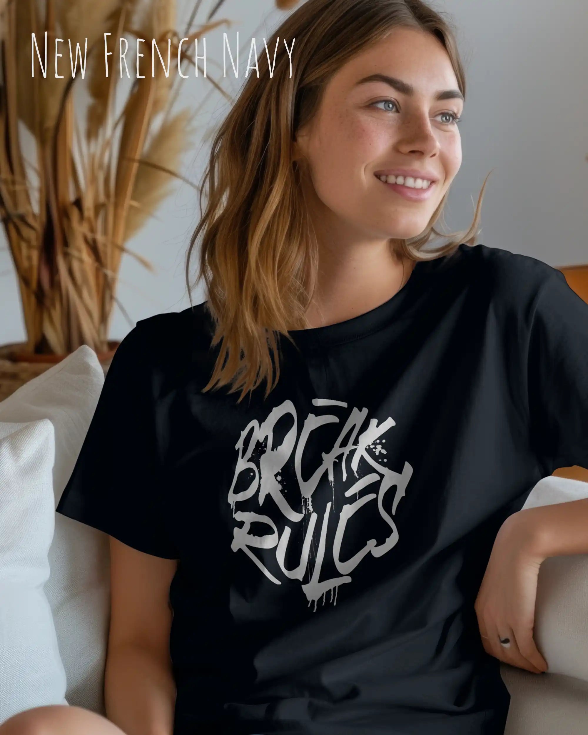 Frau trägt das leichte Sommer T-Shirt aus Baumwolle AWDis 150 T in der Farbe NEW FENCH NAVY mit dem Design BREAK RULES auf der Brust.