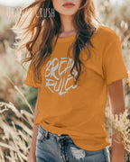 Frau trägt das leichte Sommer T-Shirt aus Baumwolle AWDis 150 T in der Farbe ORANGE CRUSH mit dem Design BREAK RULES auf der Brust.