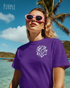 Frau trägt das leichte Sommer T-Shirt aus Baumwolle AWDis 150 T in der Farbe PURPLE mit dem Design BREAK RULES oben links auf der Brust.
